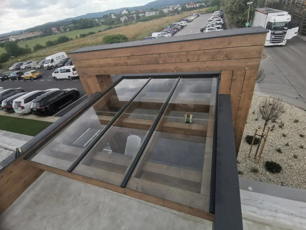 Sklenená strecha na drevenej pergole – elegantné a praktické riešenie pre ochranu pred dažďom a slnkom.