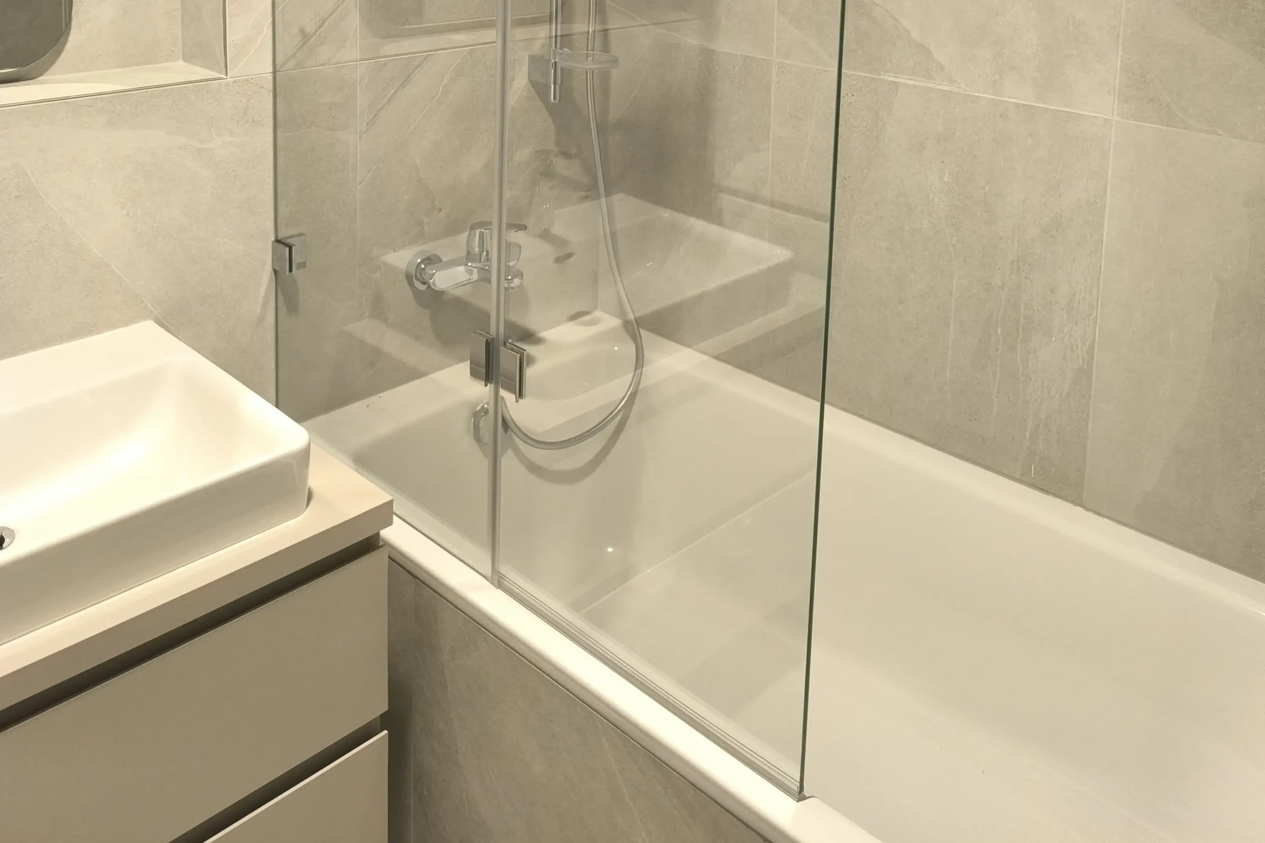 Detail spodnej časti otvorenej sklenenej vaňovej zásteny