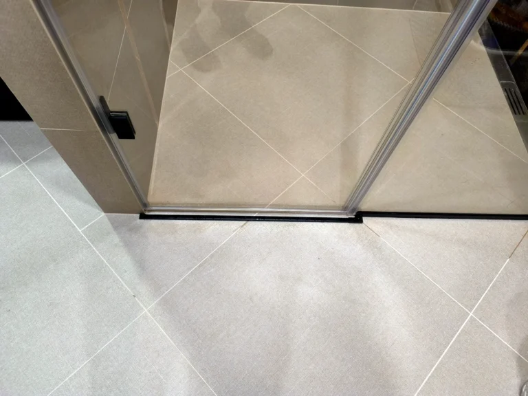 Sklenené sprchové dvere s detailom spodnej časti